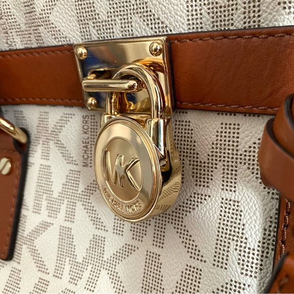 Michael Kors • Lock & Key • Hamilton Medium Leather Logo Satchel • Vanilla - Picture 5 of 14